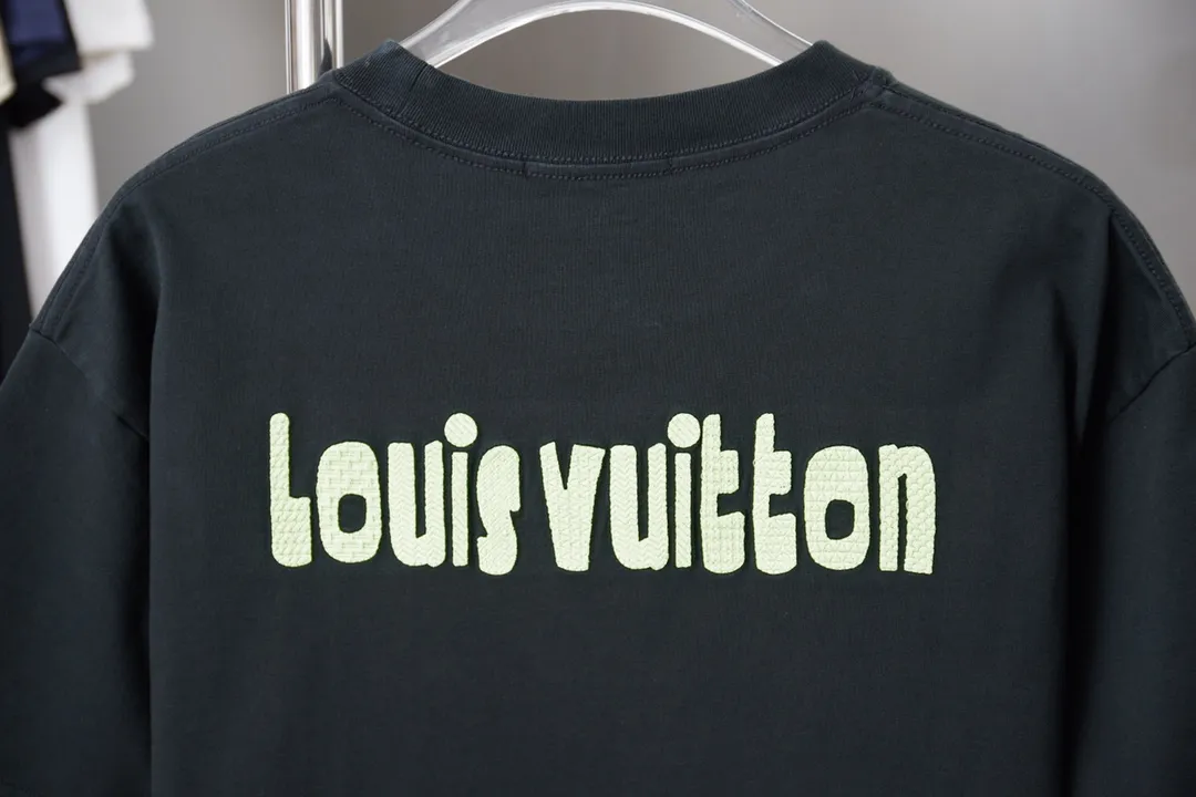 🅿️190 1V 25SS early spring new style embroidered LV letter short sleeves light luxury essential item for daily commuting for men and women Correct version Welcome to compare Detailed features · 320g 100% pure cotton double yarn jersey fabric · Special thickened 32 pieces of double-strand 1X1 thread in the same vat · Imported Tajima machine hollow show embroidery LV letter craft. Ready-made clothes are washed to make the embroidery softer · Double-needle stitching and cross-seam technology · Original main mark, washed tag, brand moisture-proof paper packaging Color: black/white/grey Size: S/M/L/XL